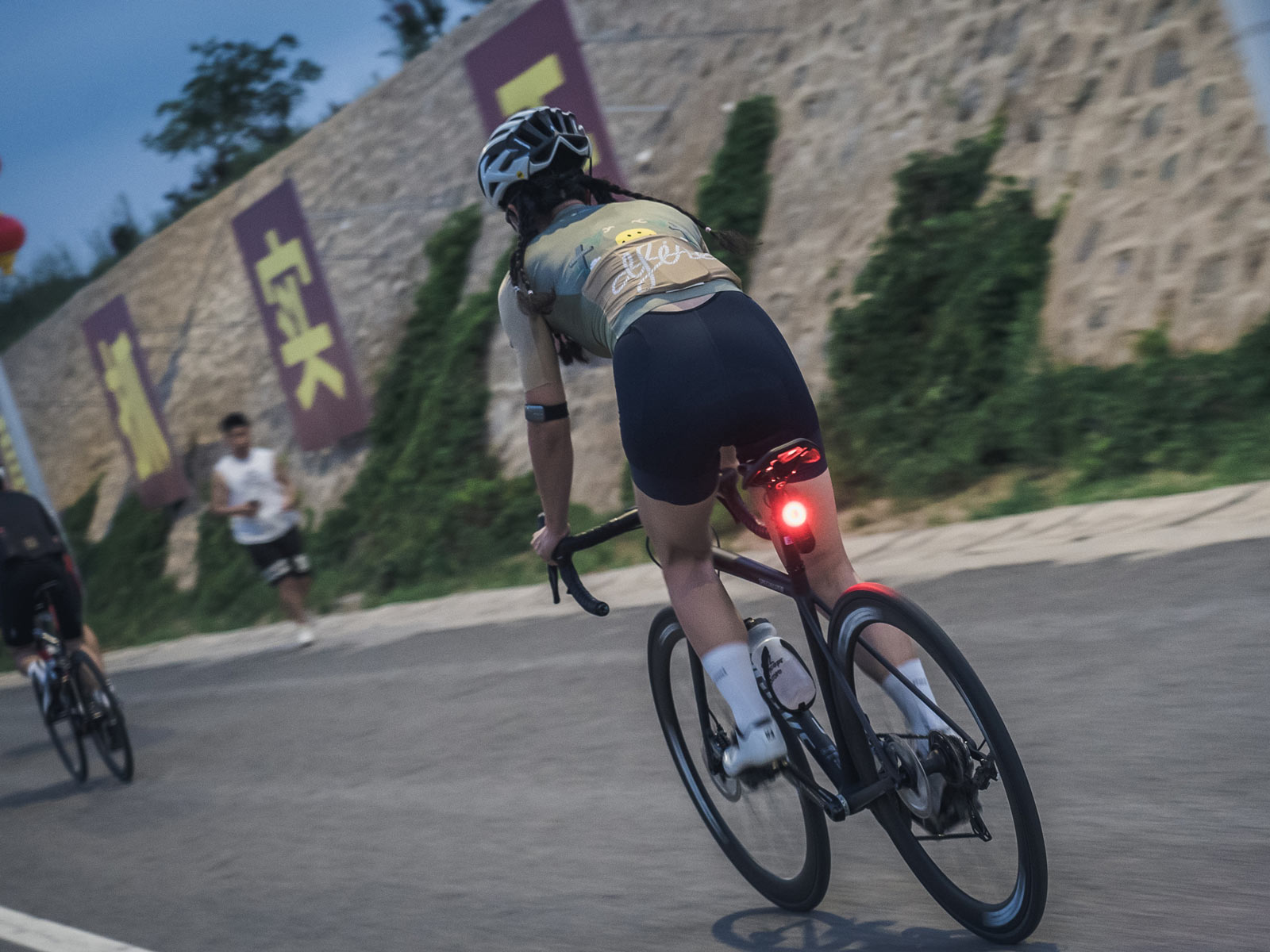 magene rear bike light with radar vehicle detection smart taillight connects to gps devices